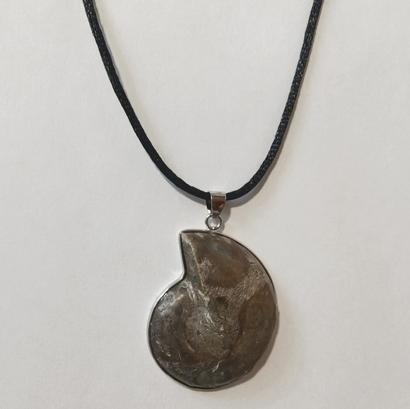 Shell Pendant & Nylon Cord Necklace - Picture 5 of 6